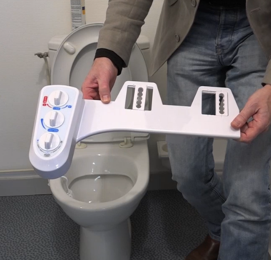 installer une douchette wc peut se faire sous la forme d'un kit toilette japonaise