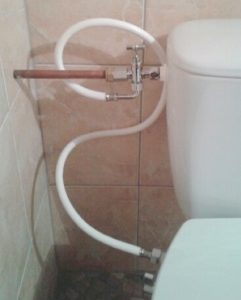 Un abattant wc japonais se connecte sur le robinet d'arrêt du wc pour s'alimenter au réseau d'eau.