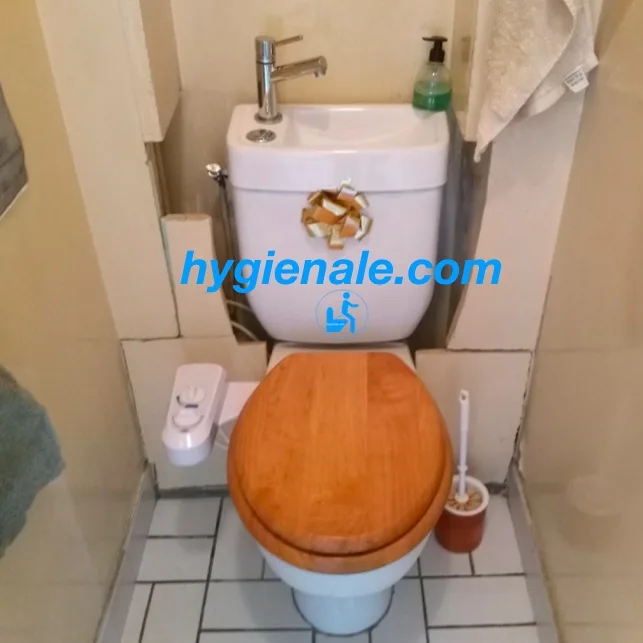 image d'un kit douchette wc japonais installé sur une cuvette de toilette