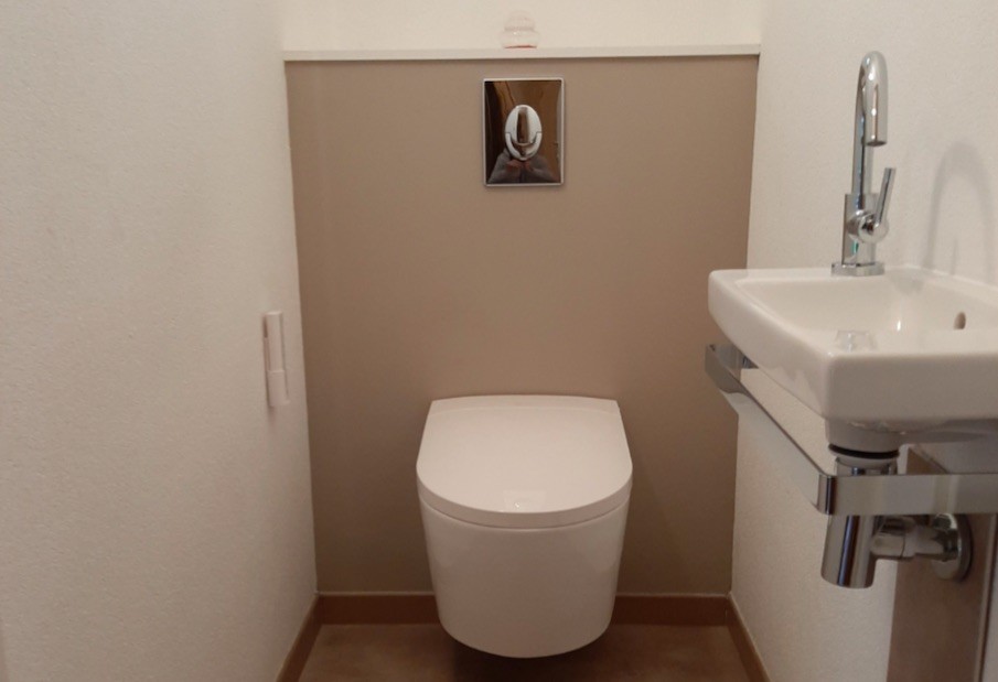 Le bâti-support wc suspendu offre une toilette dans un environnement épuré au parfait design