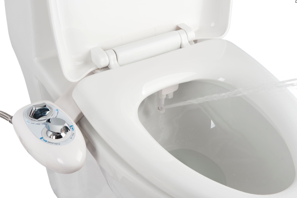Le kit abattant japonais pour wc hygiénique diffuse un jet d'eau avec pression réglable directement sur le siège de la cuvette de toilette.