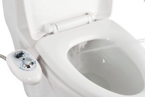 Hygiènale - Le kit toilette japonaise est équipé d'une douchette à jet d'eau lavant.