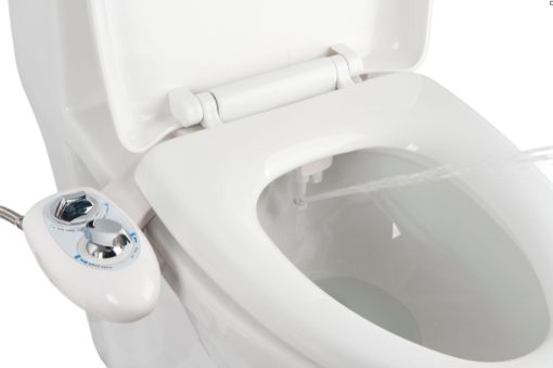 Le kit toilette japonaise est équipé d'une douchette à jet d'eau lavant.